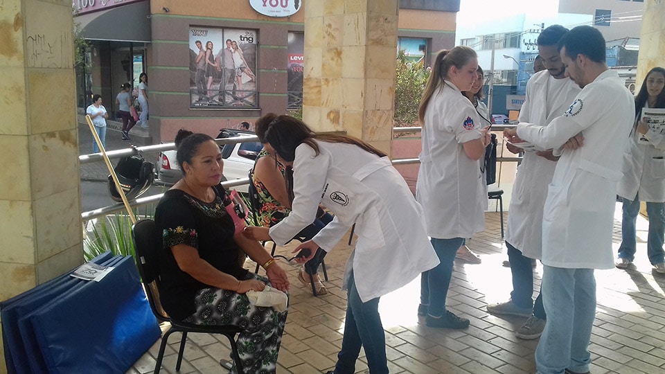 Alunos da Faculdade Dom Bosco realizam atividade de correção postural no Calçadão