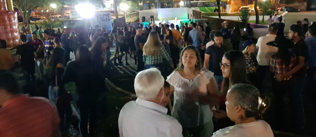 Alunos da Faculdade Dom Bosco promovem festa junina na Praça Brasil em Cornélio